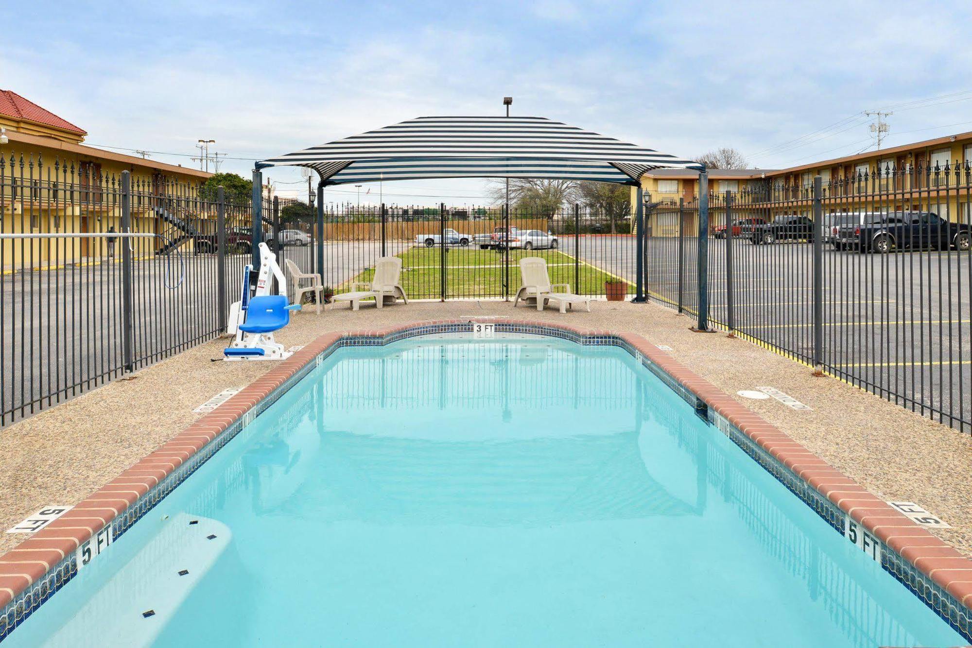 Travelodge By Wyndham New Braunfels Bagian luar foto